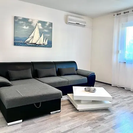 Luana Lux Pula